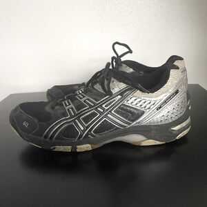 Womens ASICS tennis shoes/volleyball shoes
